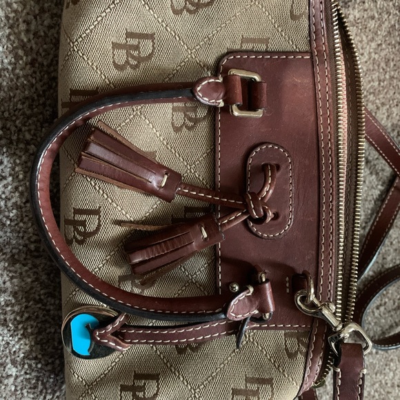Small Dooney and Bourke purse/crossbody - Picture 2 of 3